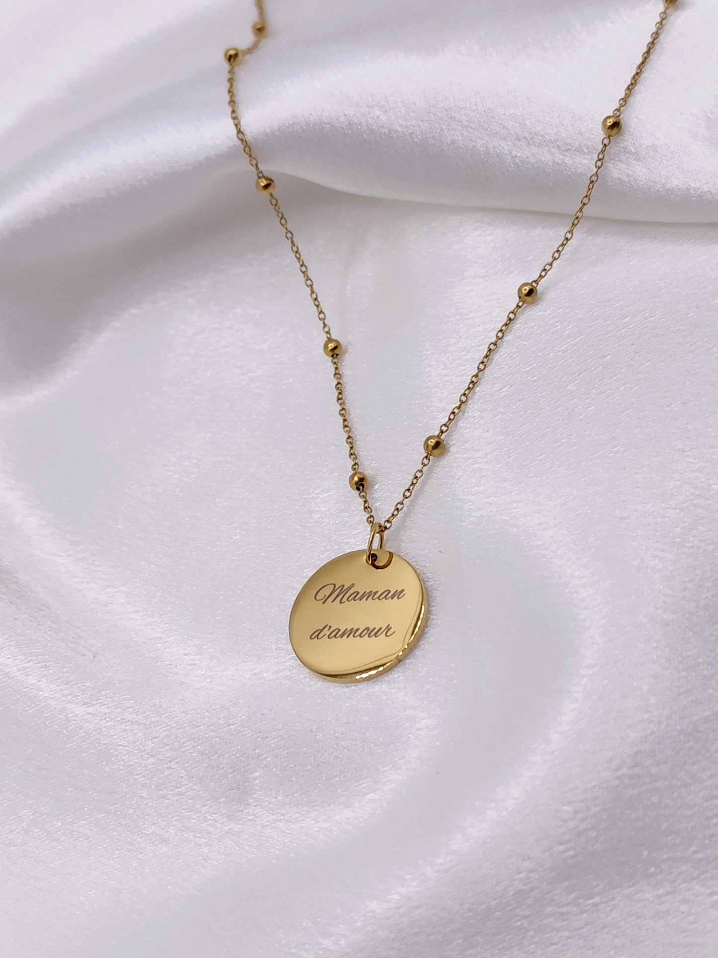 Collier mot gravé