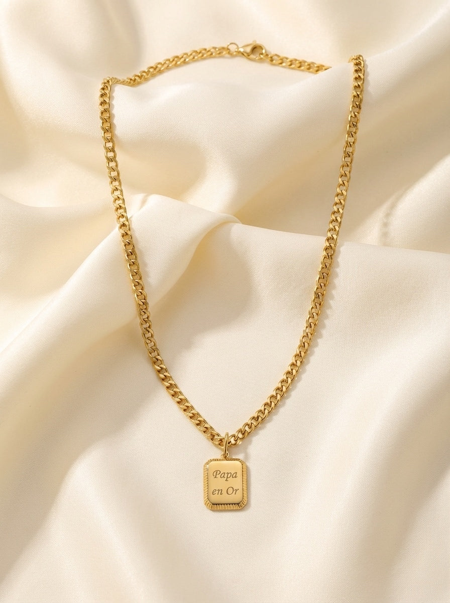 Collier carré d'or gravé