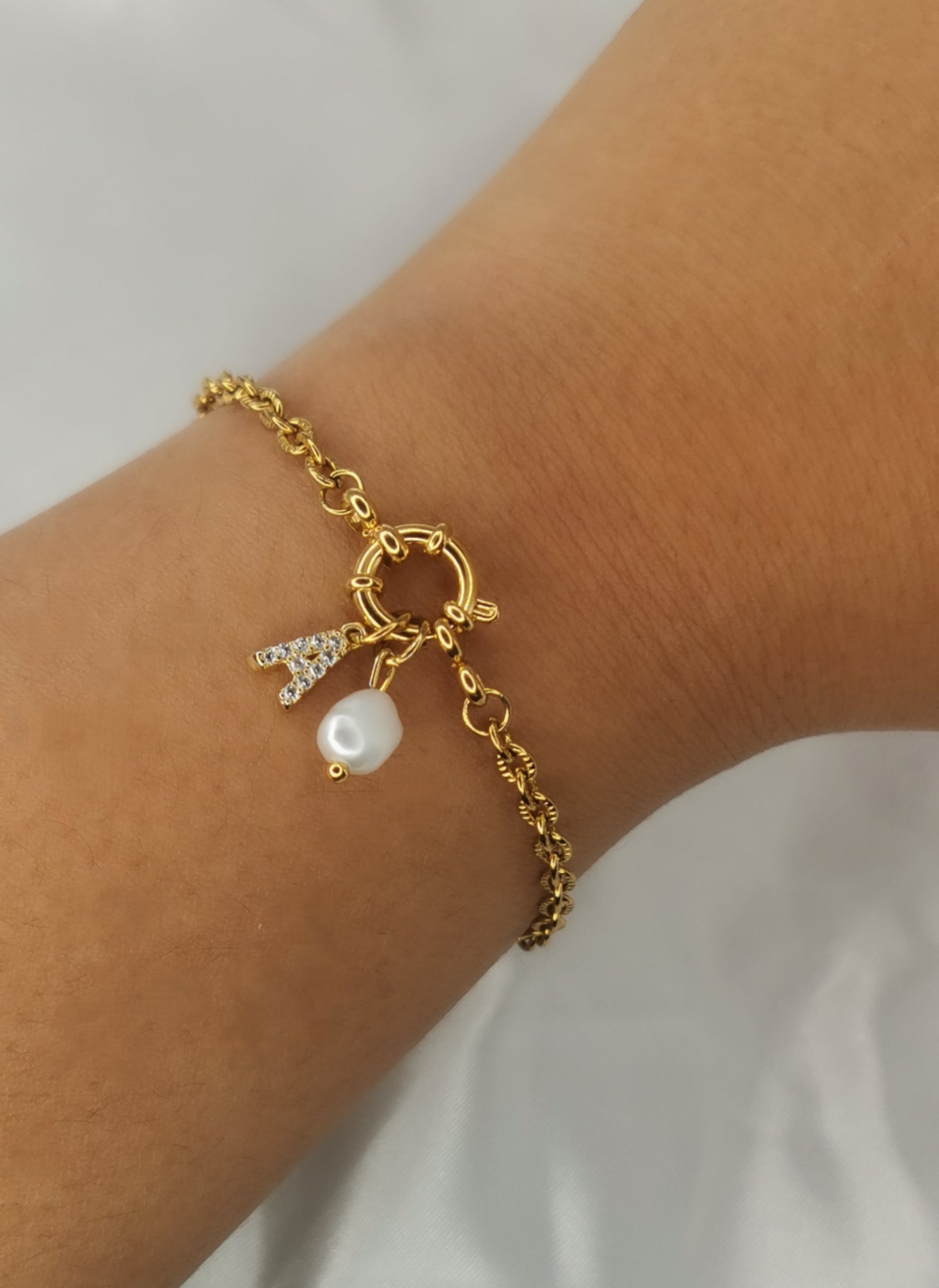 Bracelet lettres personnalisé - perles lettres nacre - Comptoir Doré