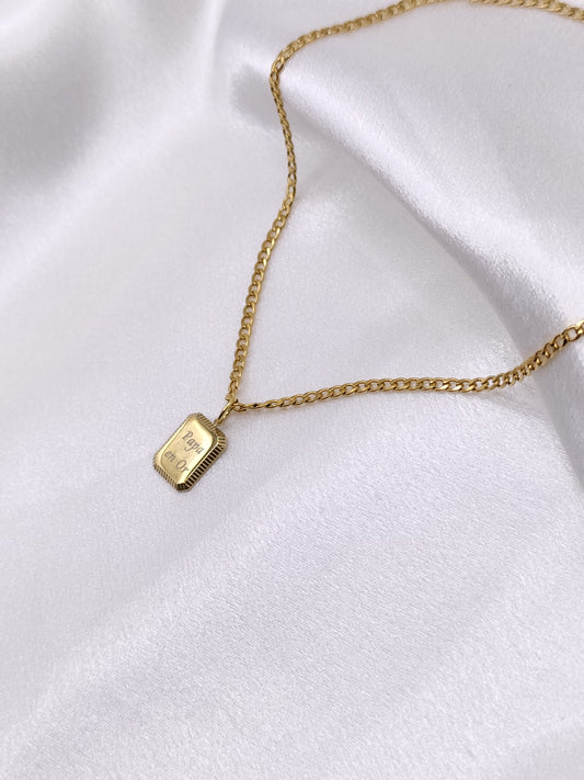 Collier carré d'or gravé