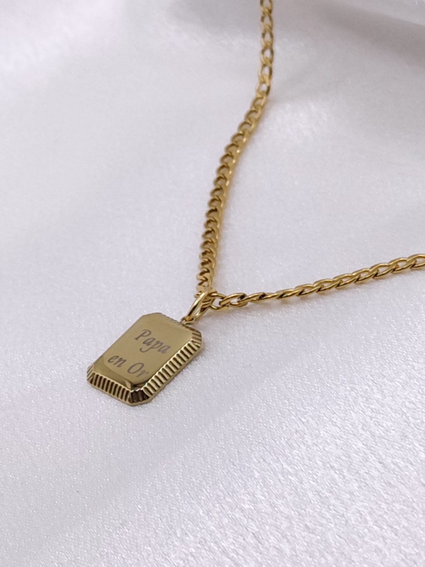 Collier carré d'or gravé